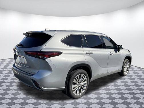 Celestial Silver Metallic 2024 Toyota Highlander Platinum