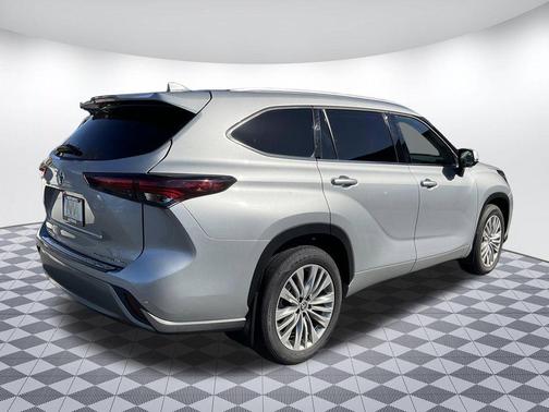 Celestial Silver Metallic 2024 Toyota Highlander Platinum