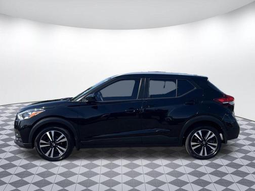 Super Black 2018 Nissan Kicks SV