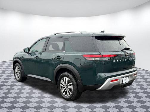 2023 Nissan Pathfinder SL 4WD