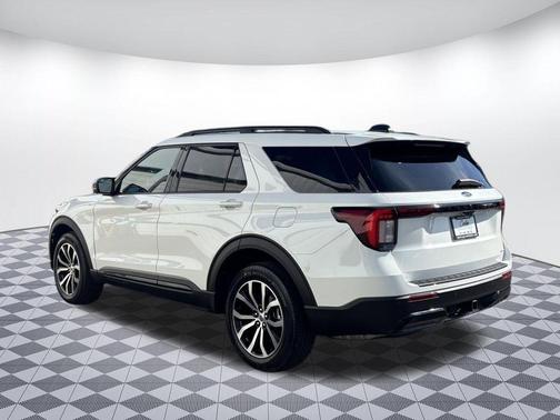 Star White Metallic Tri-Coat 2025 Ford Explorer ST-Line