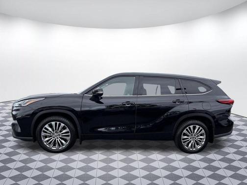 Midnight Black Metallic 2022 Toyota Highlander Platinum