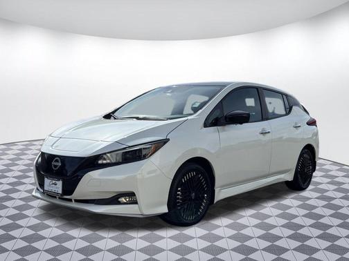 Super Black/Pearl White 2024 Nissan Leaf SV PLUS
