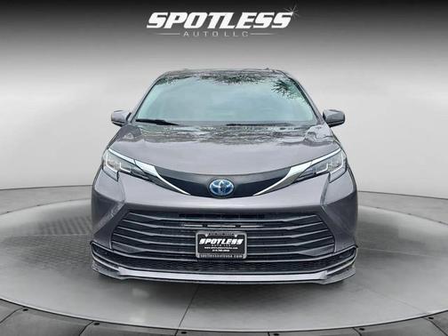 2021 Toyota Sienna LE
