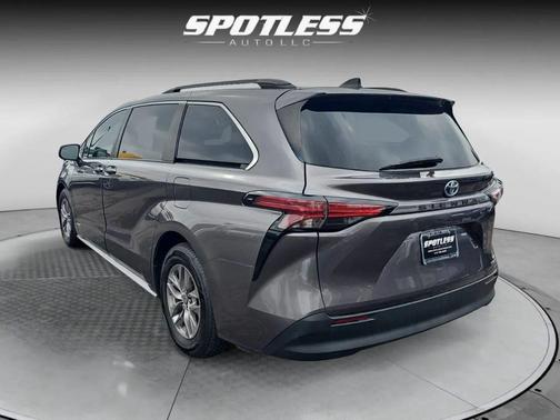 2021 Toyota Sienna LE
