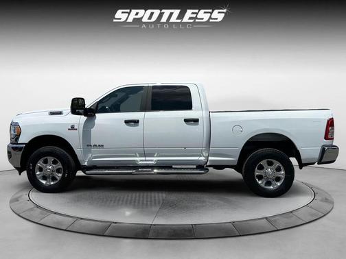 Bright White Clearcoat 2024 RAM 2500 Big Horn Crew Cab 4x4 6'4' Box