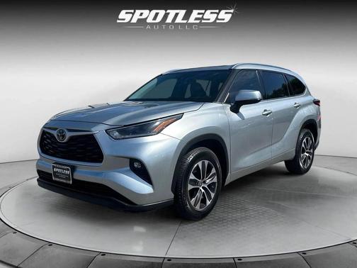 Celestial Silver Metallic 2021 Toyota Highlander XLE