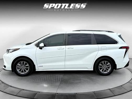 2021 Toyota Sienna LE
