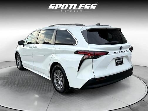 2021 Toyota Sienna LE