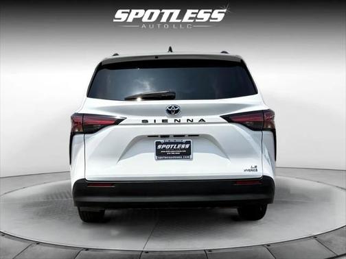 2022 Toyota Sienna LE