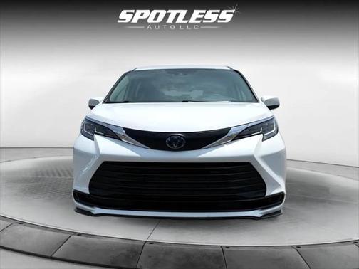 2022 Toyota Sienna LE