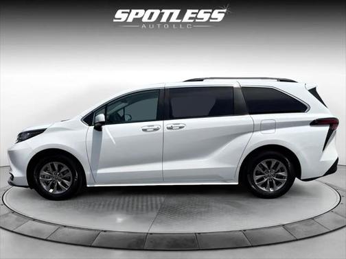 2022 Toyota Sienna LE