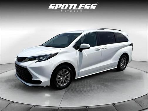 2022 Toyota Sienna LE