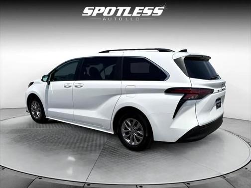2022 Toyota Sienna LE