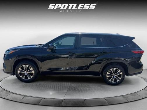 Midnight Black Metallic 2022 Toyota Highlander XLE