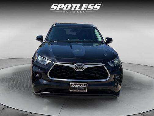 Midnight Black Metallic 2022 Toyota Highlander XLE
