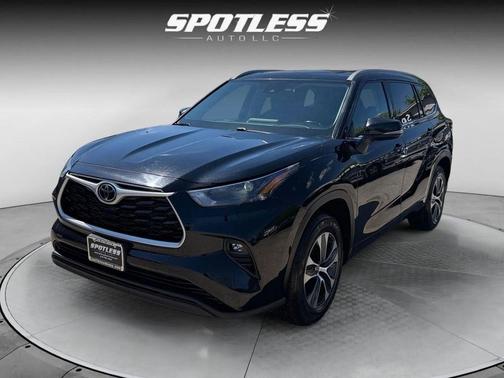 Midnight Black Metallic 2022 Toyota Highlander XLE
