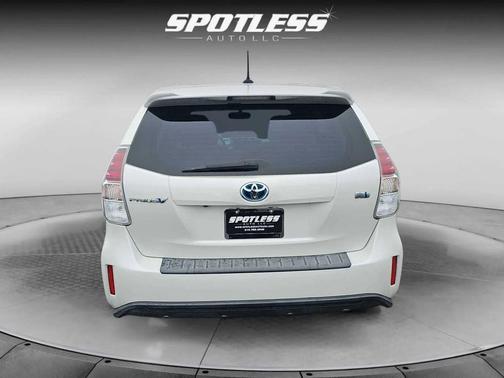 2016 Toyota Prius v Four