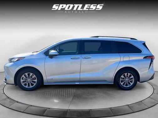 2021 Toyota Sienna XLE 8 Passenger