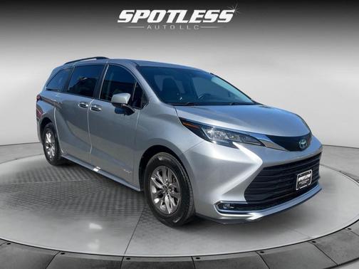 2021 Toyota Sienna XLE 8 Passenger