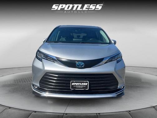 2021 Toyota Sienna XLE 8 Passenger