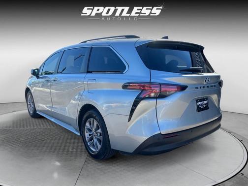 2021 Toyota Sienna XLE 8 Passenger
