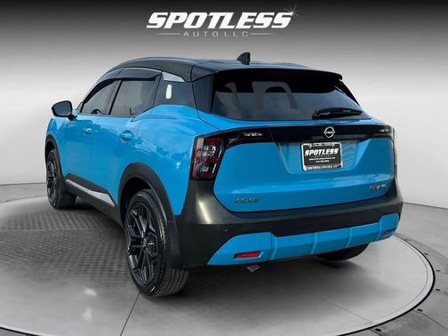Arctic Ice Blue Metallic/Super Black 2025 Nissan Kicks SR