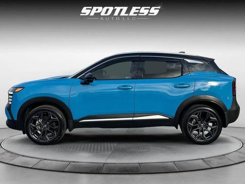 Arctic Ice Blue Metallic/Super Black 2025 Nissan Kicks SR