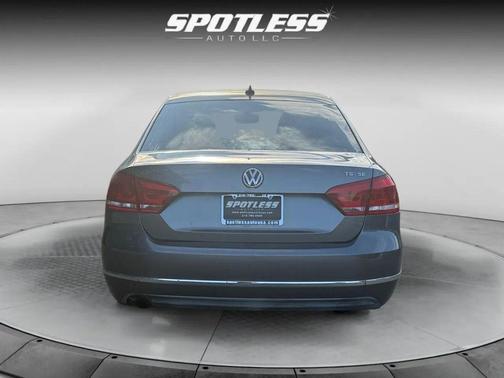 2015 Volkswagen Passat 1.8T Auto SE w/Sunroof & Nav