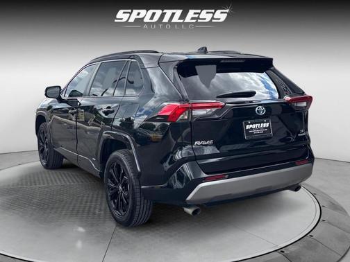 2022 Toyota RAV4 Hybrid SE