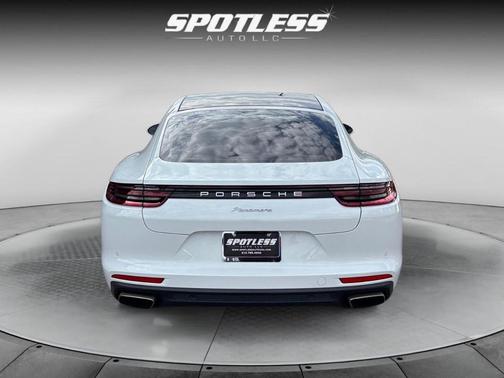 2018 Porsche Panamera 4