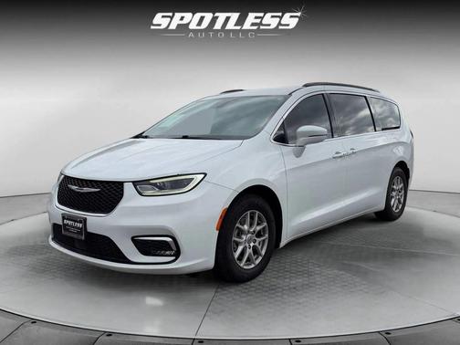 Bright White Clearcoat 2022 Chrysler Pacifica Touring L
