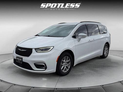 Bright White Clearcoat 2022 Chrysler Pacifica Touring L