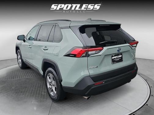 2022 Toyota RAV4 Hybrid XLE