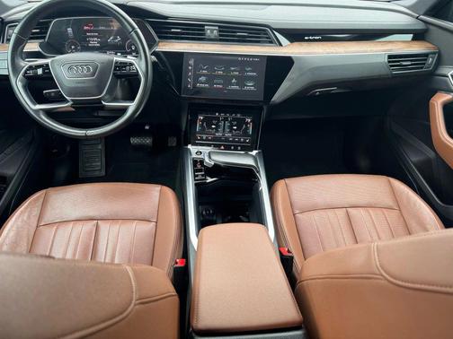 2022 Audi e-tron Premium Plus