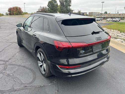 2022 Audi e-tron Premium Plus