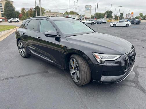 2022 Audi e-tron Premium Plus