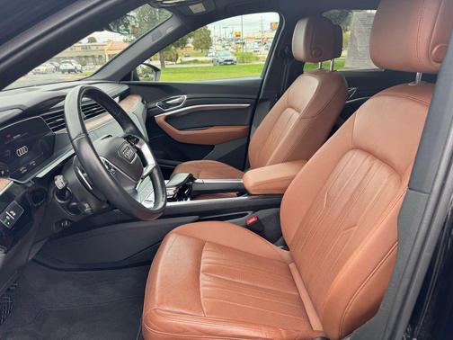 2022 Audi e-tron Premium Plus