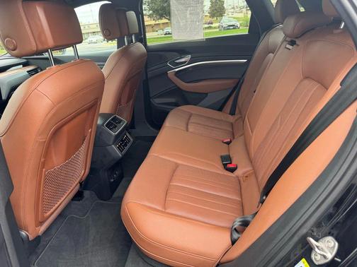 2022 Audi e-tron Premium Plus