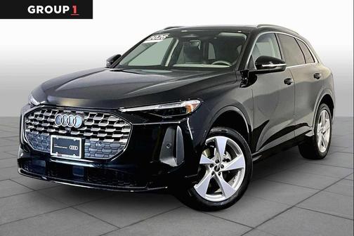 Mythos Black Metallic 2025 Audi Q5 Premium Plus TFSI quattro S tronic