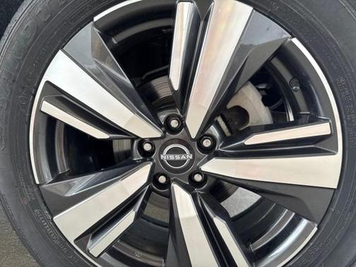 2 Tone White / Black Roof 2023 Nissan Rogue SL