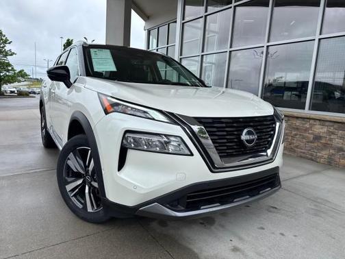 2 Tone White / Black Roof 2023 Nissan Rogue SL