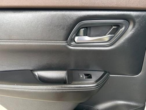 2 Tone White / Black Roof 2023 Nissan Rogue SL