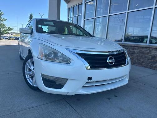 Pearl White 2013 Nissan Altima 2.5 SV