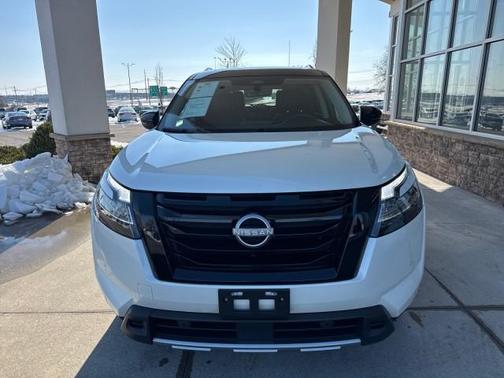 2024 Nissan Pathfinder SL