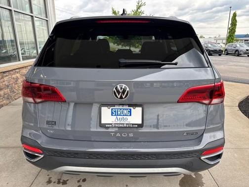 Pure Gray 2023 Volkswagen Taos 1.5T SE
