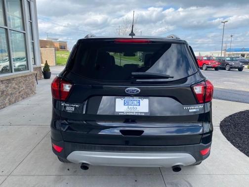 Photo 4 of 21 of 2019 Ford Escape Titanium