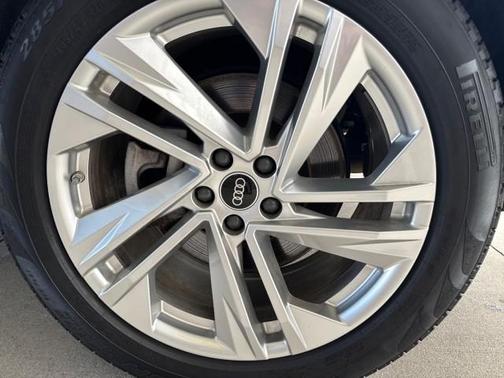 Mythos Black Metallic 2023 Audi Q7 45 Premium