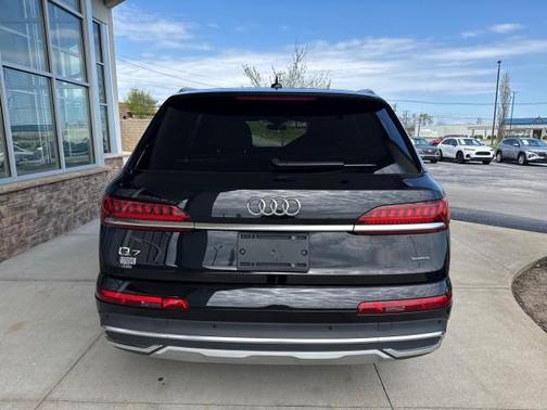 Mythos Black Metallic 2023 Audi Q7 45 Premium