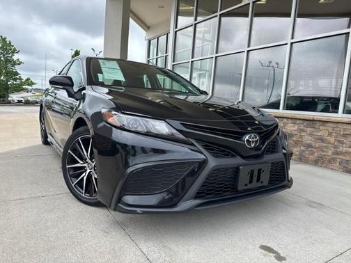 Black 2024 Toyota Camry SE